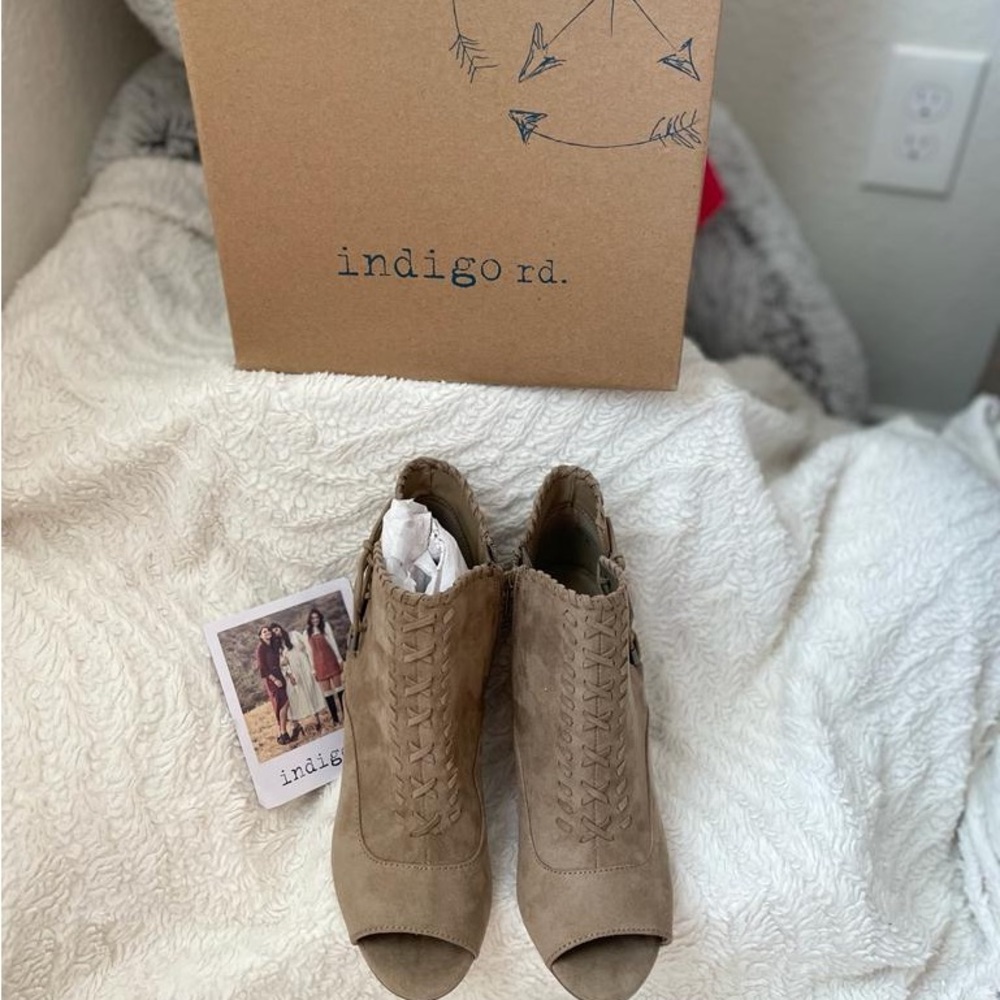 Medium natural fabric women shoes new in original box size 8 indigo brand.